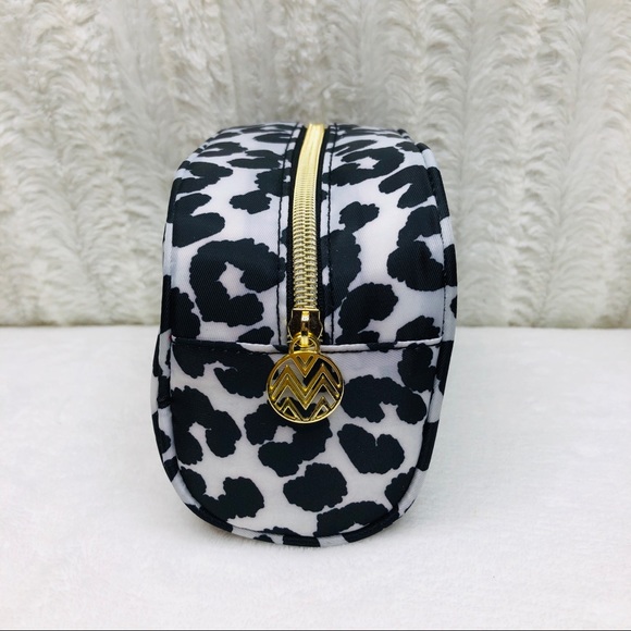 FREE! w/$25 Purchase!HP🏆Snow Leopard Cosmetic Bag - Picture 2 of 3